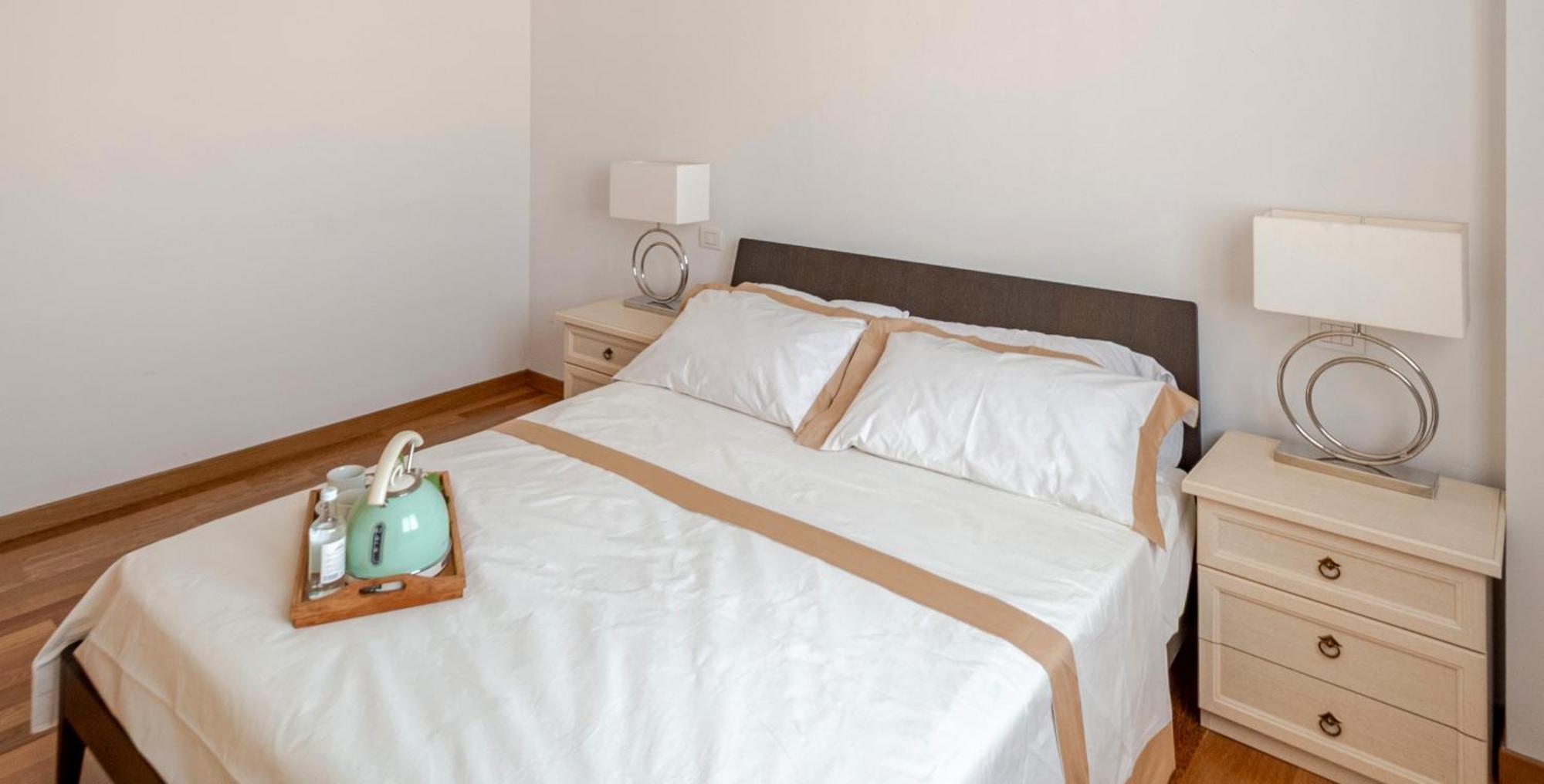 Spacious & Bright & Parking, In With Private Parking Garage - 2 Bedrooms & 2 Bathrooms - Just Few Minutes Walking From Historic Center *