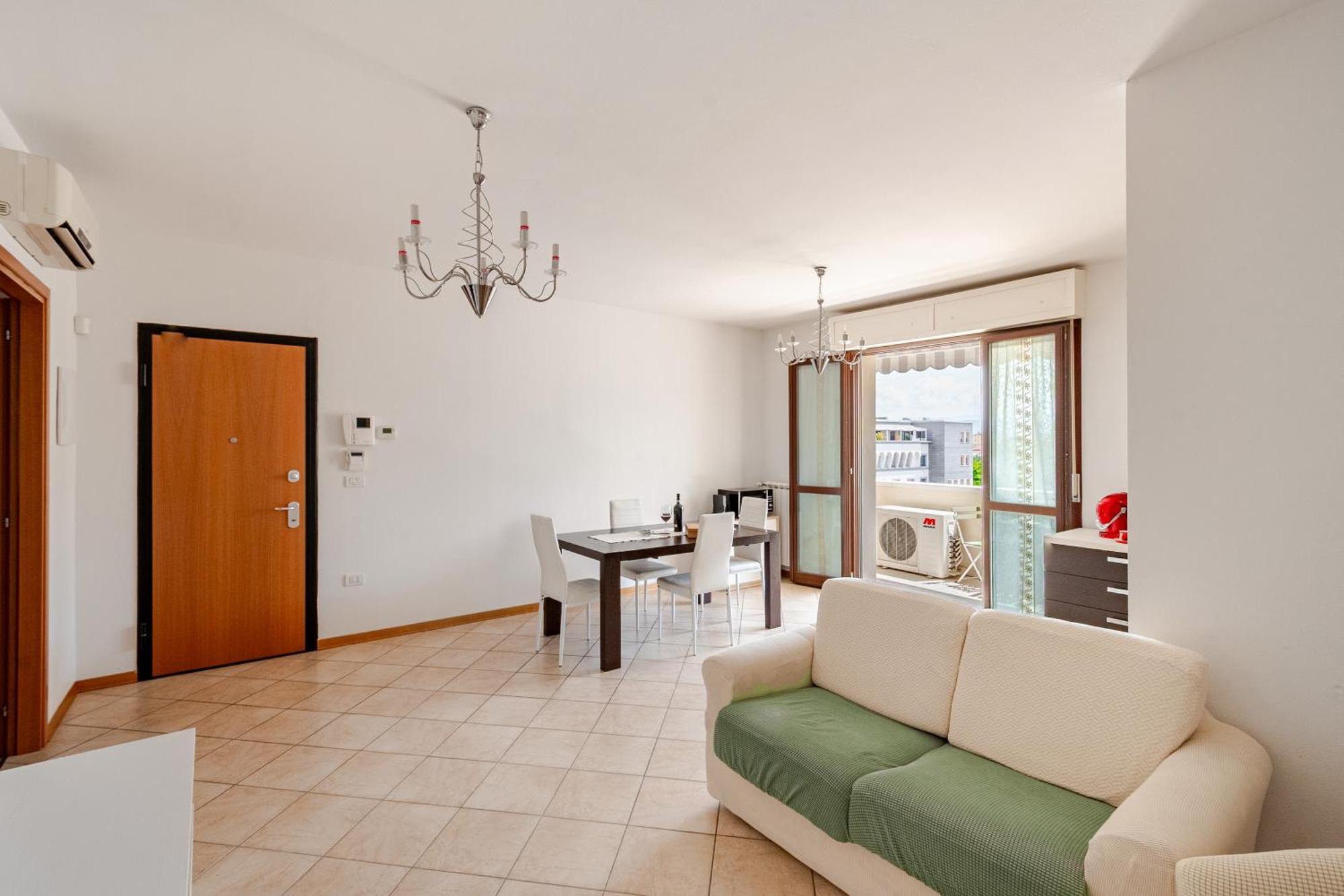 Spacious & Bright & Parking, In With Private Parking Garage - 2 Bedrooms & 2 Bathrooms - Just Few Minutes Walking From Historic Center * Florence