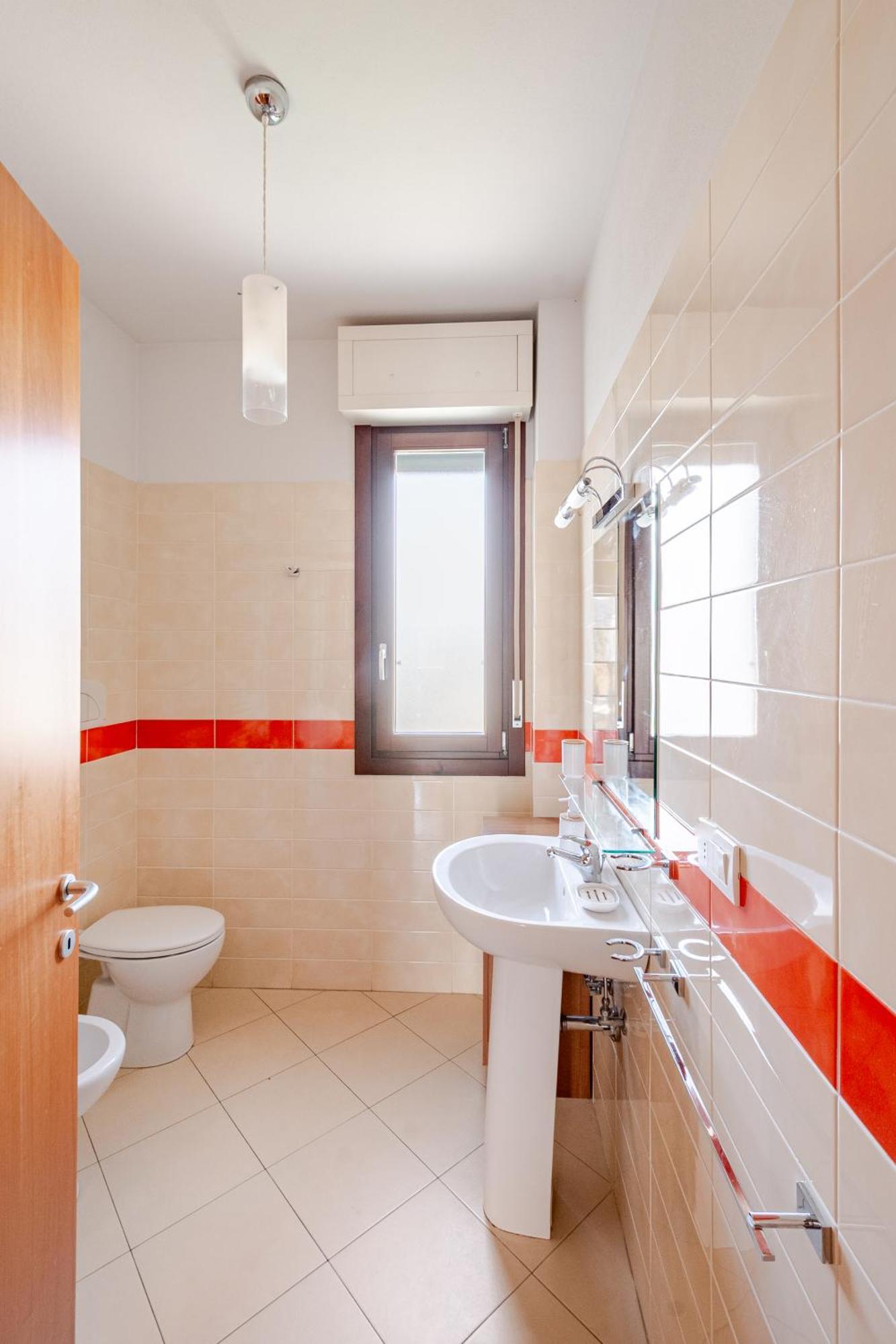 Spacious & Bright & Parking, In With Private Parking Garage - 2 Bedrooms & 2 Bathrooms - Just Few Minutes Walking From Historic Center *